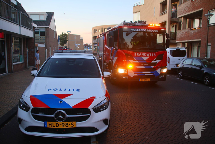 Bestuurder verlaat plaats ongeval na botsing tegen gevel