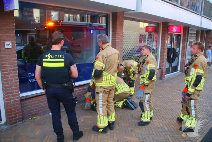 Bestuurder verlaat plaats ongeval na botsing tegen gevel