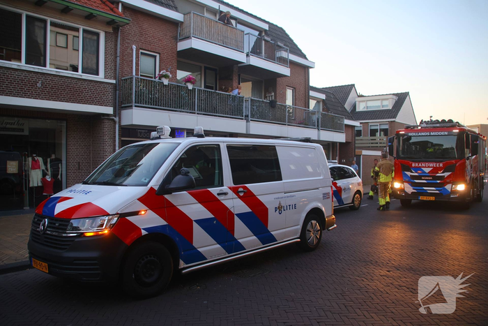 Bestuurder verlaat plaats ongeval na botsing tegen gevel