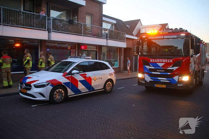 Bestuurder verlaat plaats ongeval na botsing tegen gevel