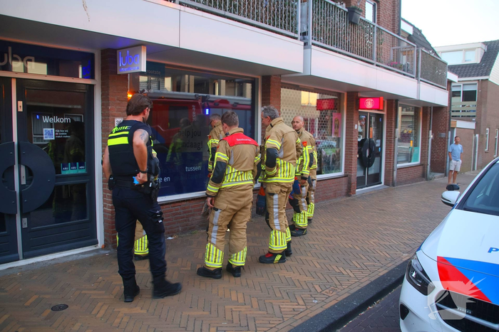 Bestuurder verlaat plaats ongeval na botsing tegen gevel