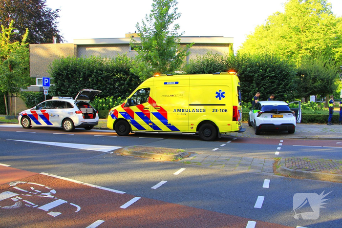 Auto en fietser botsen op rotonde