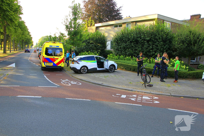 Auto en fietser botsen op rotonde