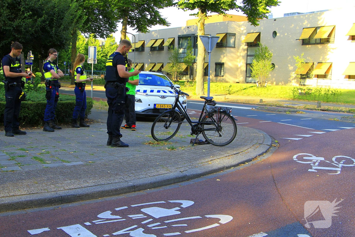 Auto en fietser botsen op rotonde
