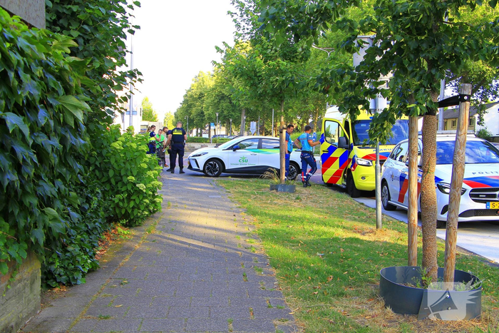 Auto en fietser botsen op rotonde