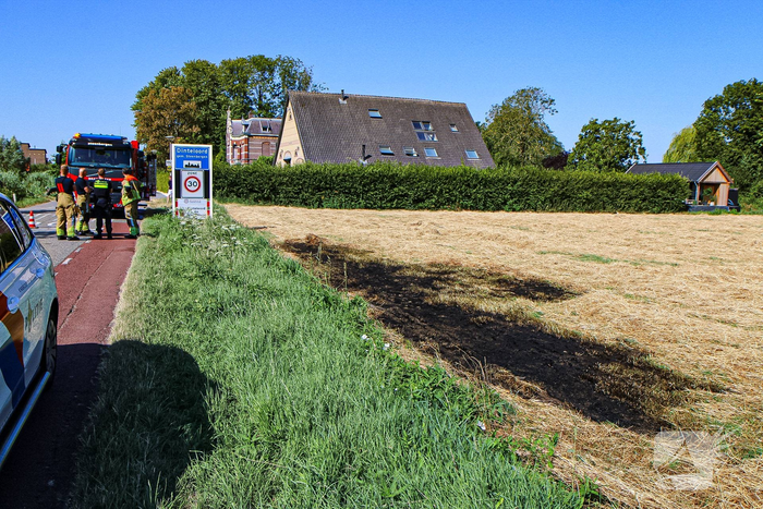 Brandweer blust berm- en struikbrand