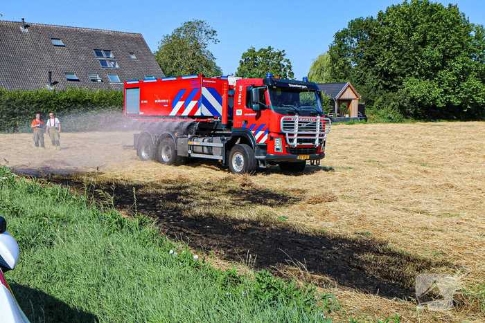 Brandweer blust berm- en struikbrand
