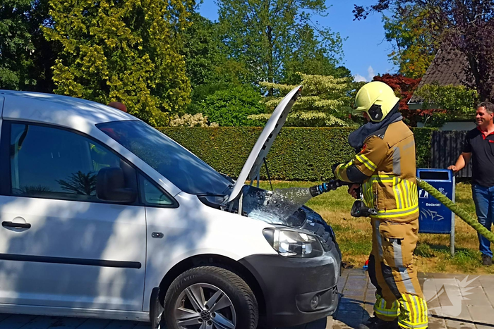 Brand in motorcompartiment bestelbus