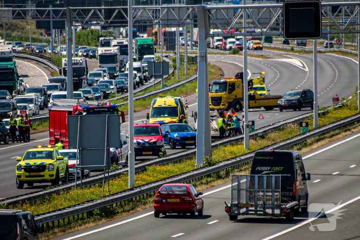 Auto slaat over de kop op snelweg