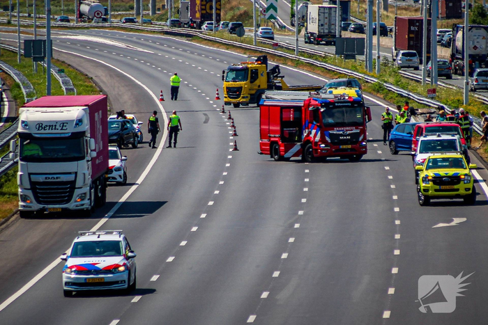 Auto slaat over de kop op snelweg