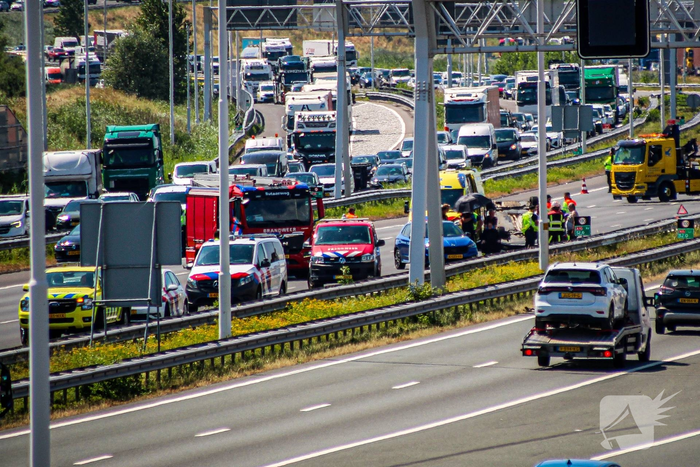 Auto slaat over de kop op snelweg