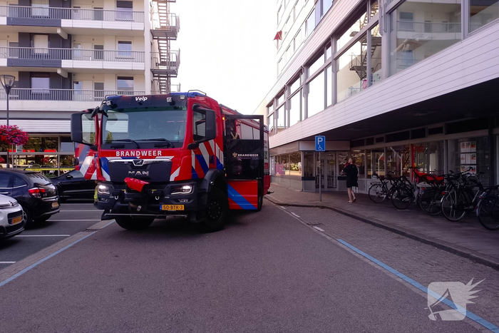 Brandweer verwijdert losgewaaid zonnescherm