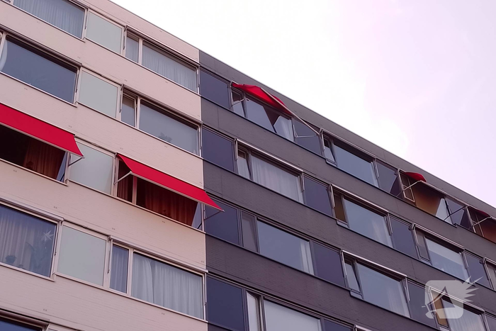 Brandweer verwijdert losgewaaid zonnescherm