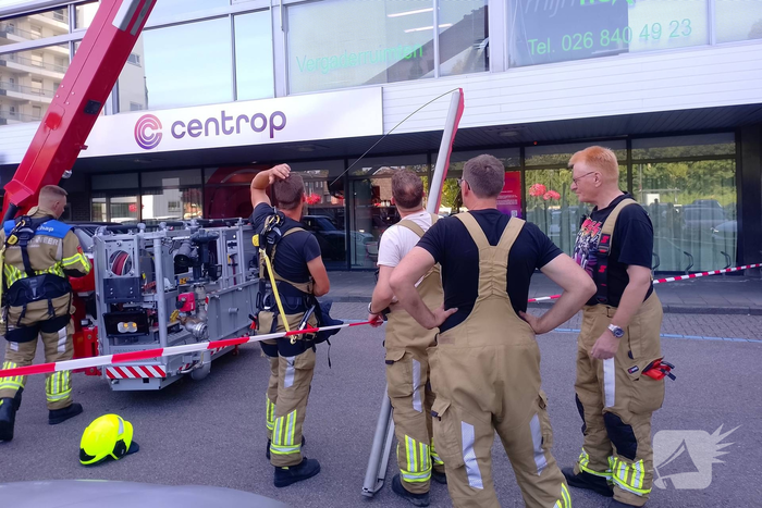 Brandweer verwijdert losgewaaid zonnescherm