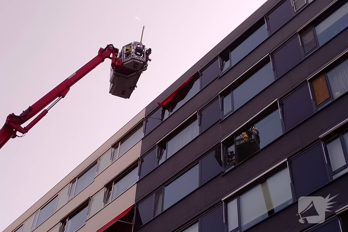 Brandweer verwijdert losgewaaid zonnescherm