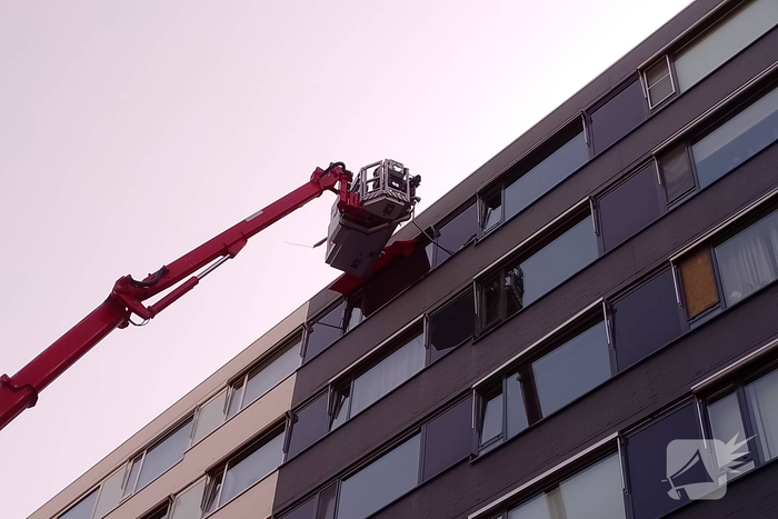 Brandweer verwijdert losgewaaid zonnescherm