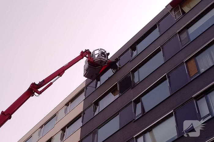 Brandweer verwijdert losgewaaid zonnescherm