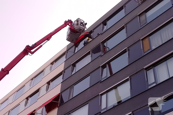 Brandweer verwijdert losgewaaid zonnescherm
