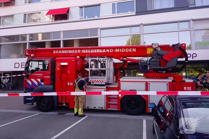 Brandweer verwijdert losgewaaid zonnescherm