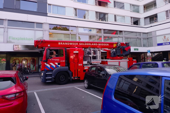 Brandweer verwijdert losgewaaid zonnescherm