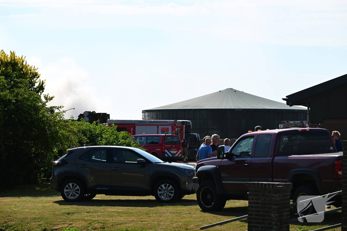 Flinke rookontwikkeling bij brandend landbouwvoertuig