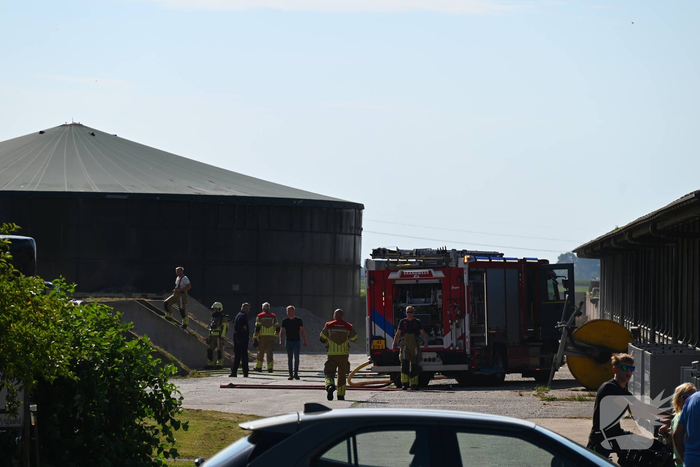 Flinke rookontwikkeling bij brandend landbouwvoertuig