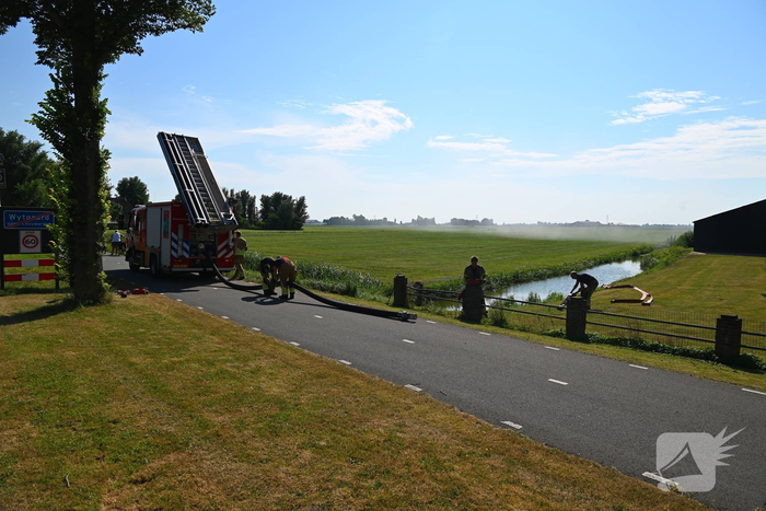 Flinke rookontwikkeling bij brandend landbouwvoertuig