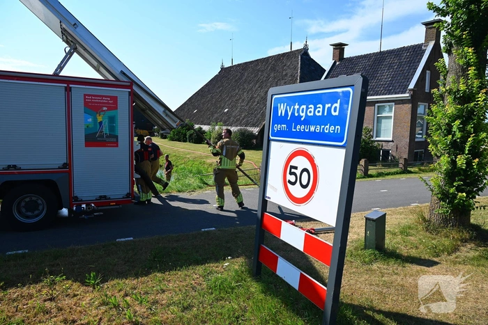 Flinke rookontwikkeling bij brandend landbouwvoertuig