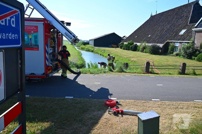 Flinke rookontwikkeling bij brandend landbouwvoertuig