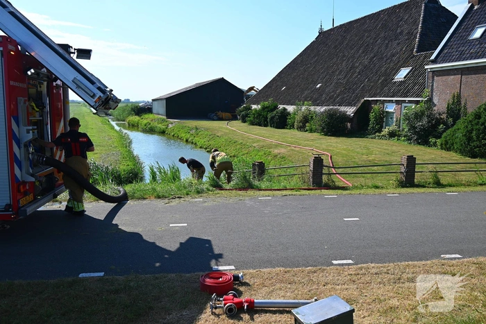 Flinke rookontwikkeling bij brandend landbouwvoertuig
