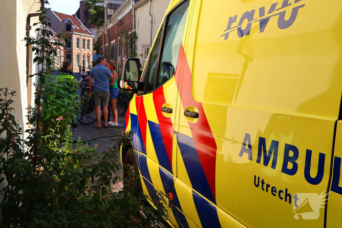Oudere man valt van fiets