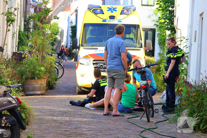 Oudere man valt van fiets