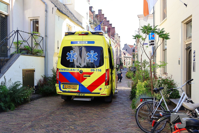 Oudere man valt van fiets