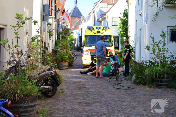 Oudere man valt van fiets