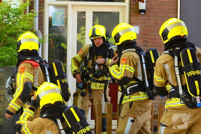 Rookwolken uit woning bij brand