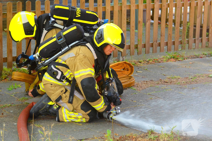 Rookwolken uit woning bij brand
