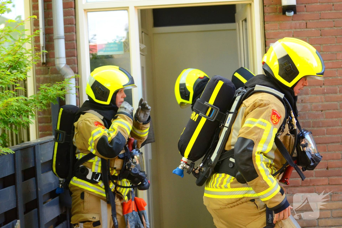 Rookwolken uit woning bij brand