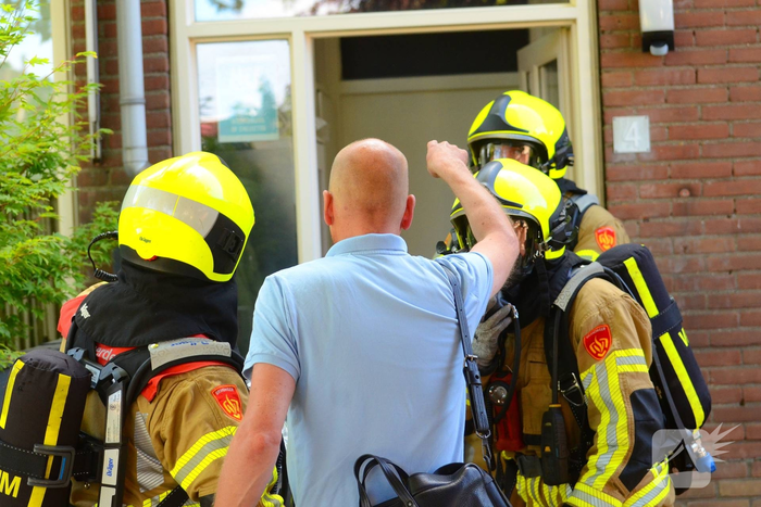 Rookwolken uit woning bij brand
