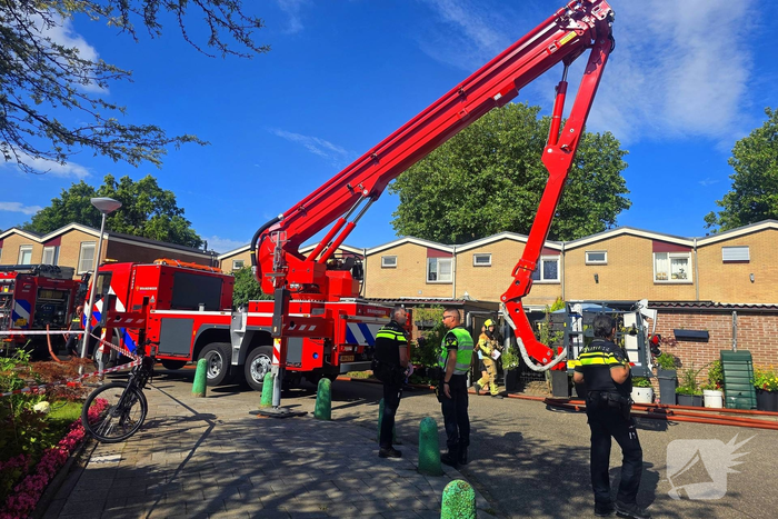 Rookwolken uit woning bij brand