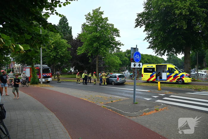 Bestuurder verliest controle en botst tegen boom