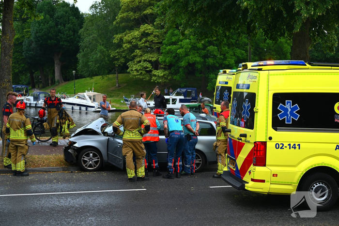 Bestuurder verliest controle en botst tegen boom