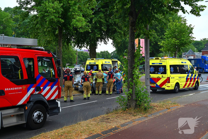 Bestuurder verliest controle en botst tegen boom