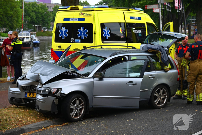 Bestuurder verliest controle en botst tegen boom