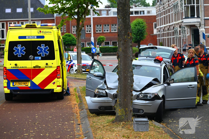 Bestuurder verliest controle en botst tegen boom
