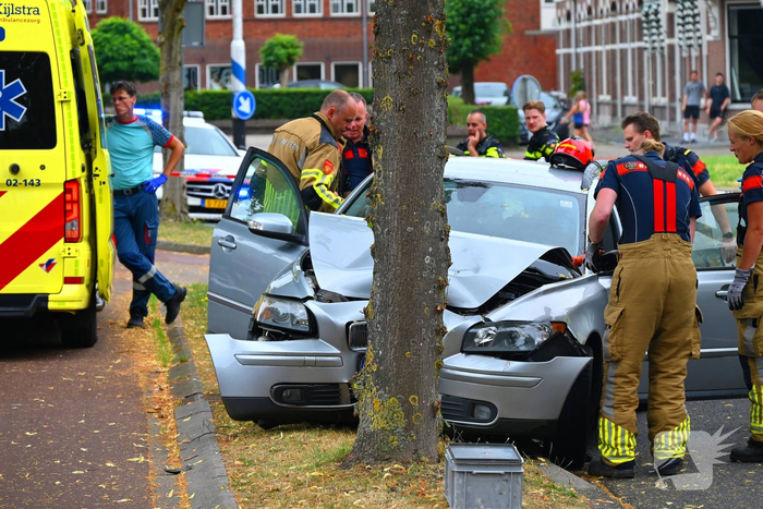 Bestuurder verliest controle en botst tegen boom