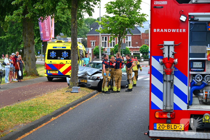Bestuurder verliest controle en botst tegen boom