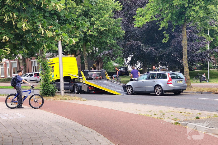 Bestuurder verliest controle en botst tegen boom