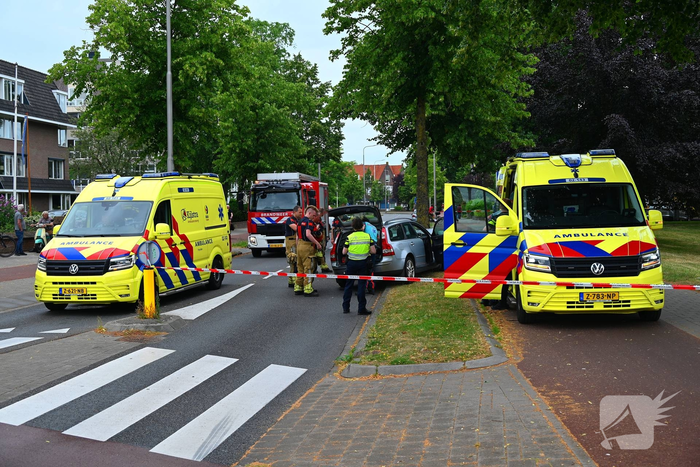 Bestuurder verliest controle en botst tegen boom