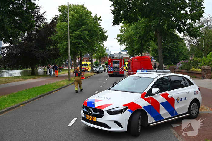 Bestuurder verliest controle en botst tegen boom