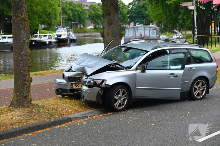 Bestuurder verliest controle en botst tegen boom